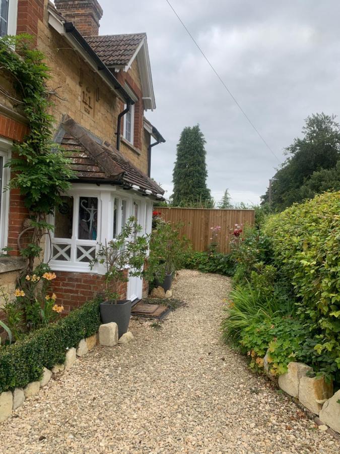 Sunshine Cottage Studley  Exterior photo
